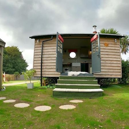 Romantic Retreat - Luxury Shepherds Hut + Hot Tub! Camborne Eksteriør billede