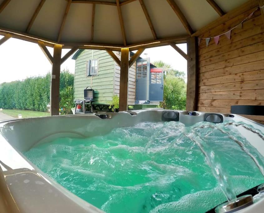 Romantic Retreat - Luxury Shepherds Hut + Hot Tub! Camborne Eksteriør billede
