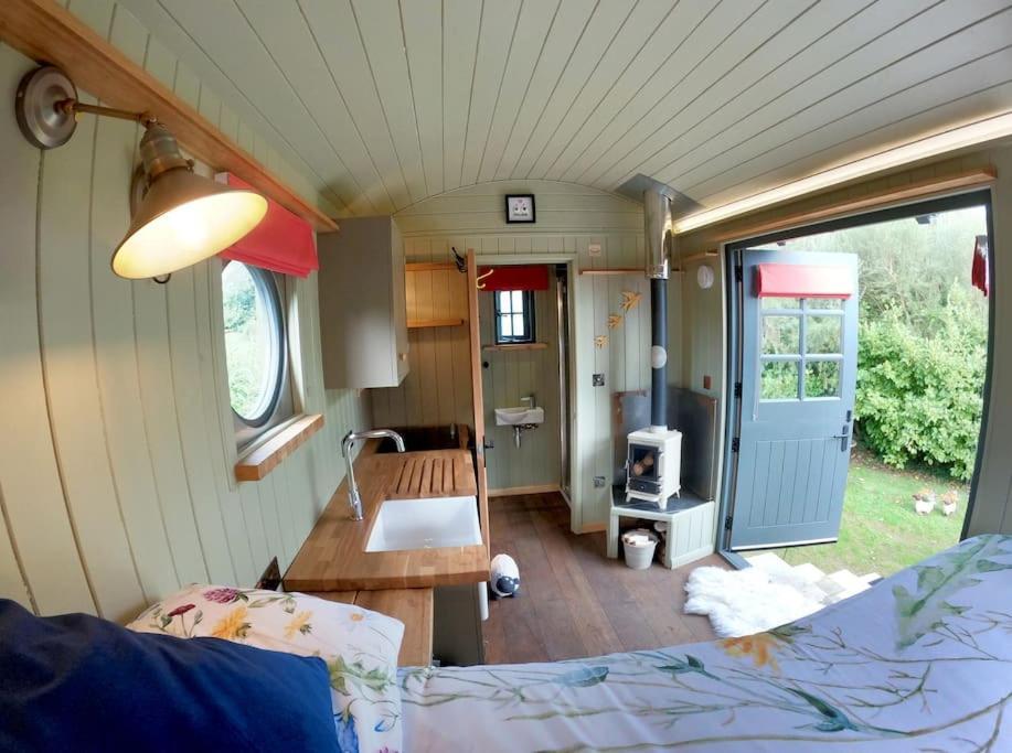 Romantic Retreat - Luxury Shepherds Hut + Hot Tub! Camborne Eksteriør billede