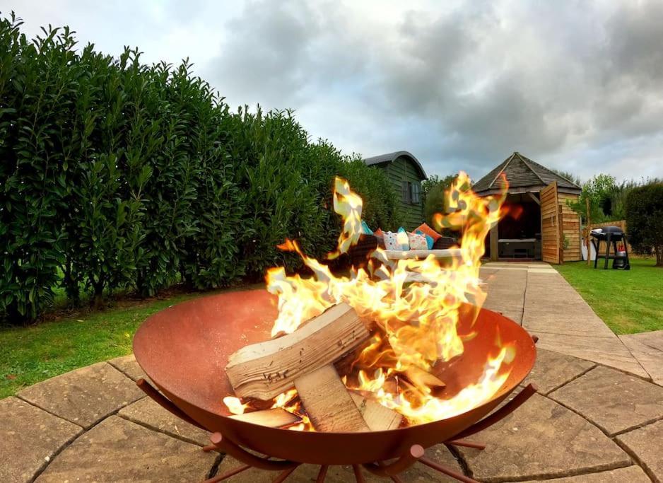 Romantic Retreat - Luxury Shepherds Hut + Hot Tub! Camborne Eksteriør billede