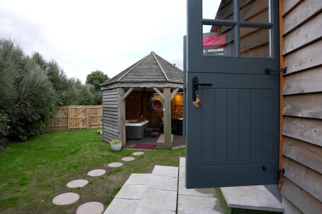 Romantic Retreat - Luxury Shepherds Hut + Hot Tub! Camborne Eksteriør billede