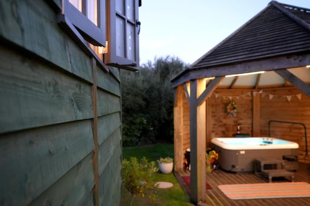 Romantic Retreat - Luxury Shepherds Hut + Hot Tub! Camborne Eksteriør billede