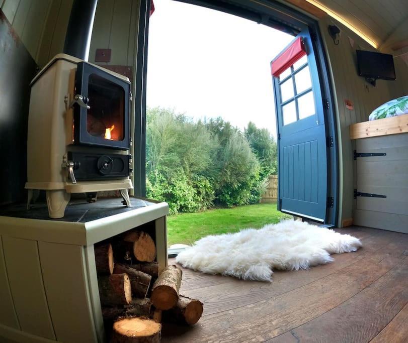 Romantic Retreat - Luxury Shepherds Hut + Hot Tub! Camborne Eksteriør billede