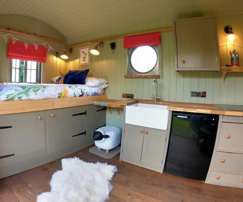 Romantic Retreat - Luxury Shepherds Hut + Hot Tub! Camborne Eksteriør billede