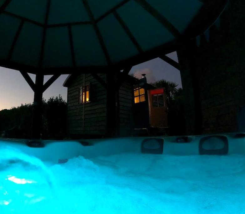 Romantic Retreat - Luxury Shepherds Hut + Hot Tub! Camborne Eksteriør billede