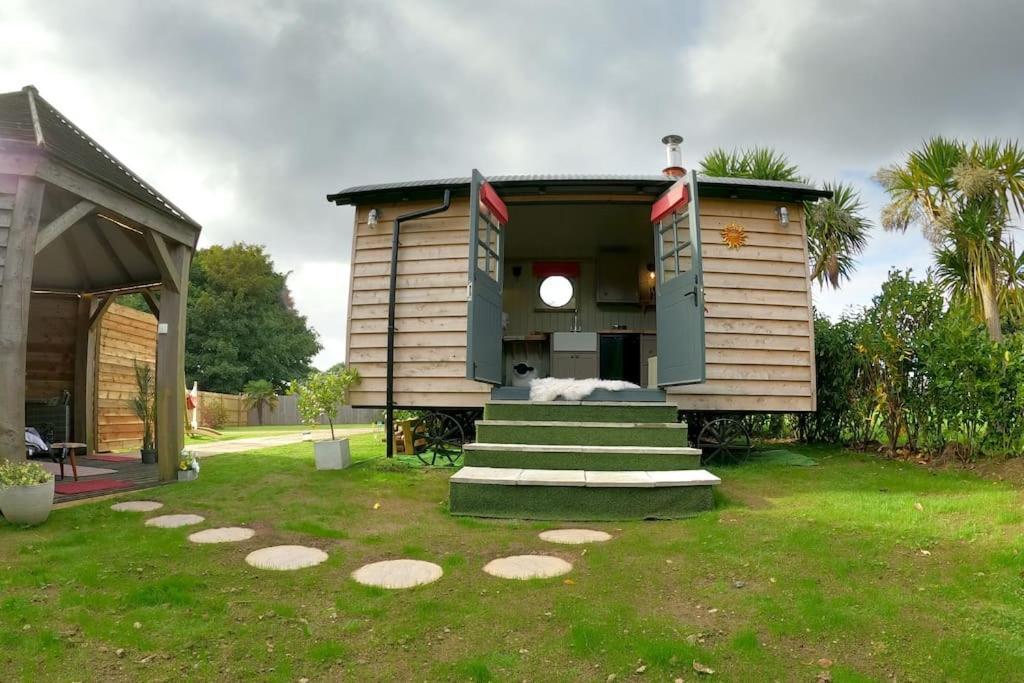 Romantic Retreat - Luxury Shepherds Hut + Hot Tub! Camborne Eksteriør billede