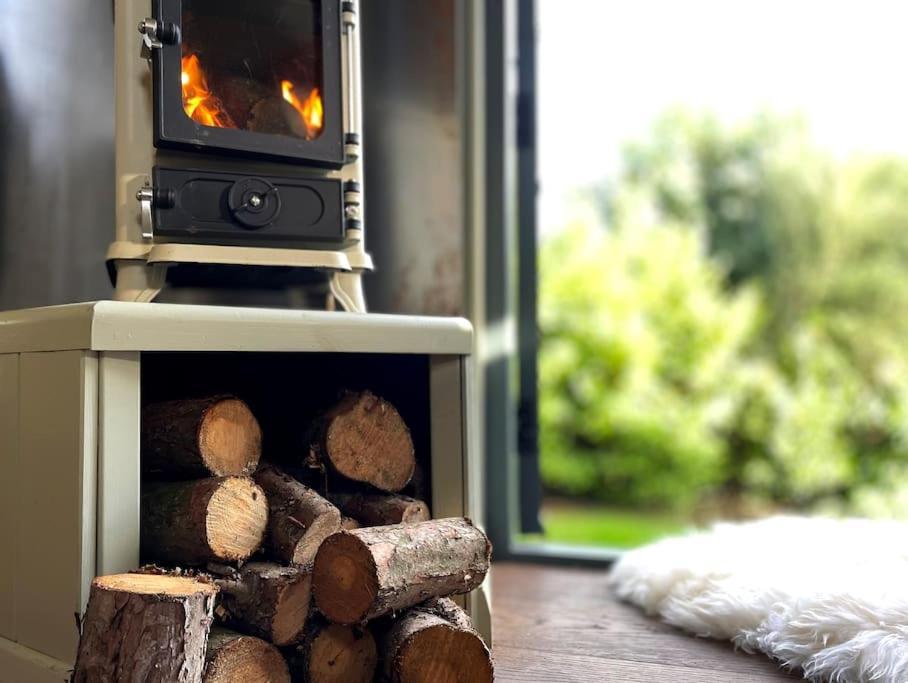Romantic Retreat - Luxury Shepherds Hut + Hot Tub! Camborne Eksteriør billede
