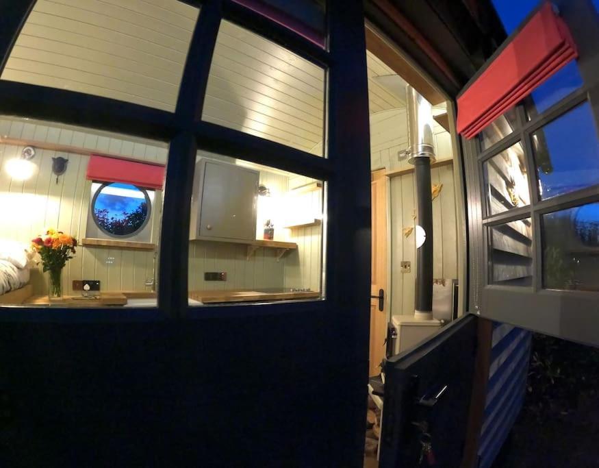 Romantic Retreat - Luxury Shepherds Hut + Hot Tub! Camborne Eksteriør billede