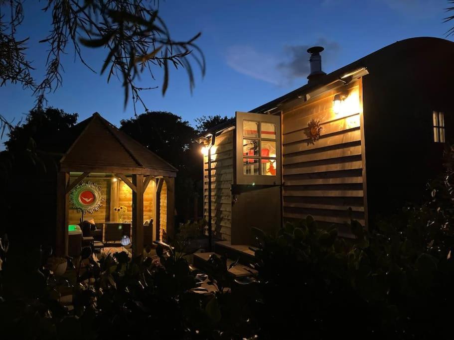 Romantic Retreat - Luxury Shepherds Hut + Hot Tub! Camborne Eksteriør billede