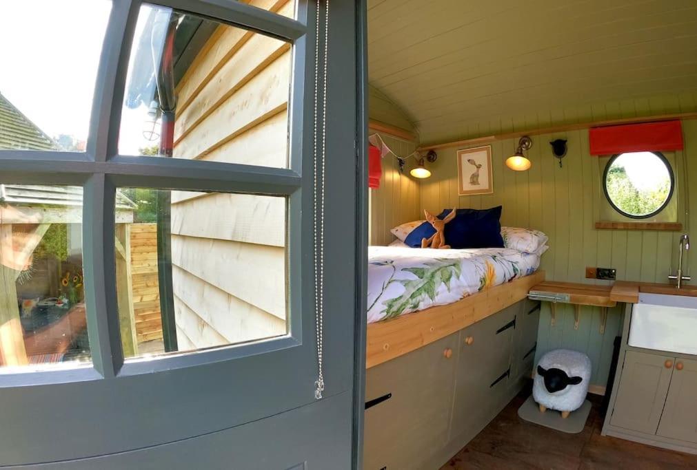 Romantic Retreat - Luxury Shepherds Hut + Hot Tub! Camborne Eksteriør billede