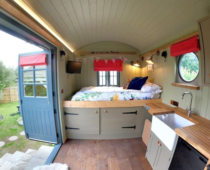 Romantic Retreat - Luxury Shepherds Hut + Hot Tub! Camborne Eksteriør billede