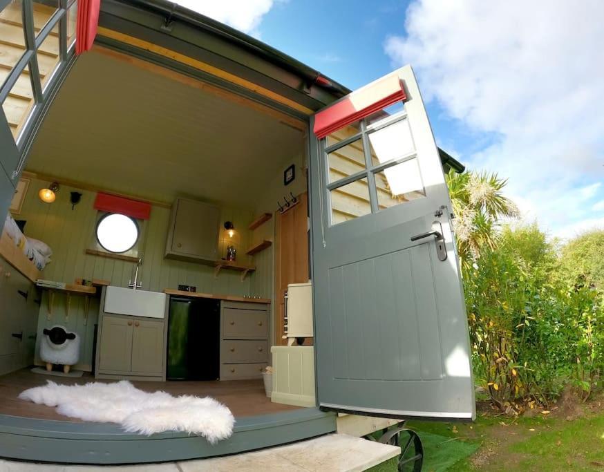 Romantic Retreat - Luxury Shepherds Hut + Hot Tub! Camborne Eksteriør billede