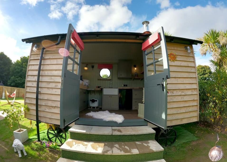 Romantic Retreat - Luxury Shepherds Hut + Hot Tub! Camborne Eksteriør billede