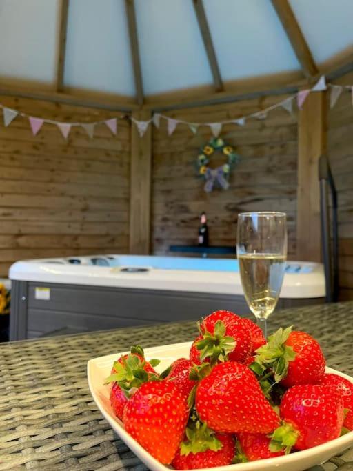 Romantic Retreat - Luxury Shepherds Hut + Hot Tub! Camborne Eksteriør billede